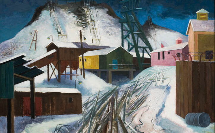 Man sieht bunte Gebäude. Man erkennt auch ein großes Gerüst. Das ist ein Förder-Turm. Im Hintergrund befindet sich ein Berg. Es liegt Schnee. In der Mitte liegen viele Baum-Stämme.