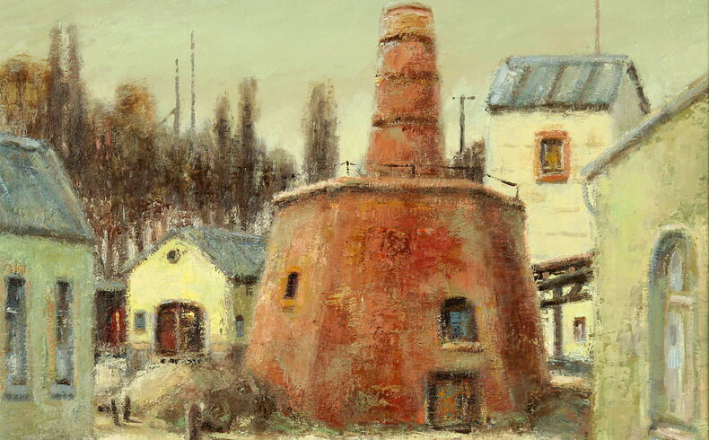 im Zentrum ein Kalkofen mit Schornstein in ziegelrot, herum gruppiert weitere Nebengebäude in hellen grauen oder grünlichen Tönen, im Hintergrund Bäume