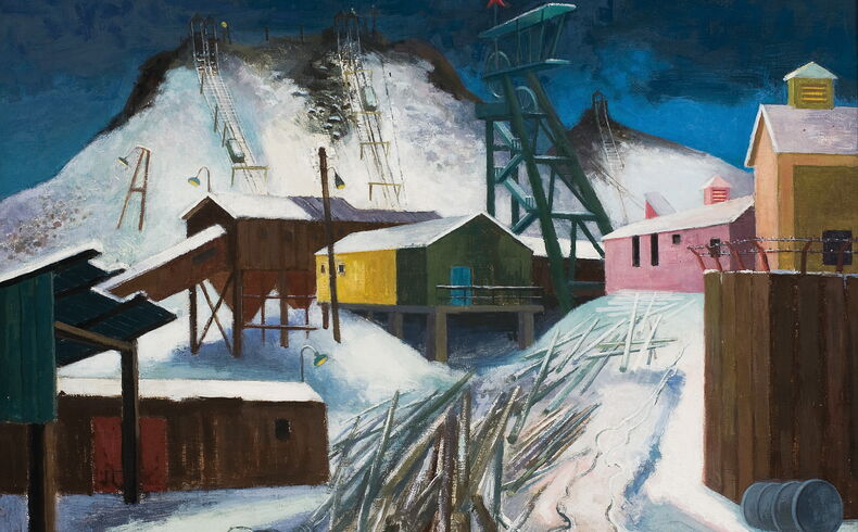 Dieter Gantz, Erinnerung Schacht 1, Johanngeorgenstadt, 2004. Winterliche Bergbaulandschaft der Wismut mit Förderturm und verschiedenen Gebäuden und Bretterverschlägen, rechts ein Zaun mit Stacheldraht, im Mittelgrund wild übereinanderliegende Baumstämme