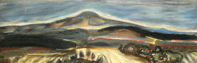 im Mittelpunkt markante Bergkuppe des Haßberges, davor dunkle Wälder und Bergrücken, Felder und Wege, im Vordergrund am unteren Bildrand kleine Häuser und Bäume eines Dorfes, der Himmel blau-grau und wolkenverhangen