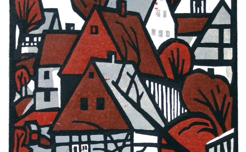 typische Fachwerkhäuser mit steilen Dächern und kleinen Fenstern an einem Berghang, im Hintergrund ein Kirchturm, dazwischen Bäume, alles in braunen, dunkelroten und hellgrauen Farbtönen, einzelne Formen mit kräftigen schwarzen Linien voneinander abgetren