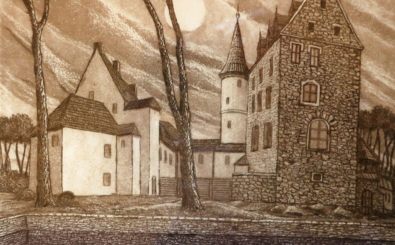 Ansicht des Schlosses Schlettau mit magischer Atmosphäre, während am Himmel die Sonne scheint, spiegelt sich im Wasser ein Halbmond und Sterne