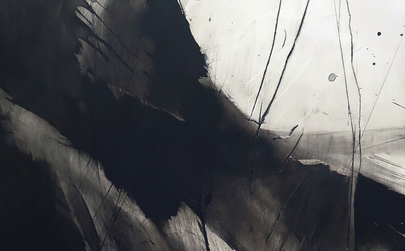 Schmales Hochformat mit schwarzen und grauen, breiten Pinselspuren, die nach oben hin lichter werden und an das Innere eines Bergwerks erinnern.