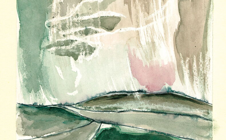 Grün-graue Erzgebirgslandscahft mit Feldern und Hügeln und mit einer rosa Wolke und Strukturen, die an Regen erinnern