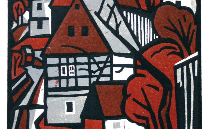 Das Bild ist rot und grau. Man sieht ein Dorf. Links ist eine Straße. Hinter den Häusern sieht man einen Kirch-Turm.