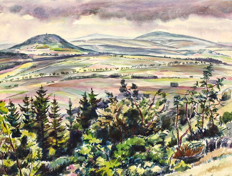 Rudolf Manuwald, Am Pöhlberg, 1940er Jahre. Aquarell mit einem Blick über Wiesen und Felder auf den Bärenstein, den Keilberg und den Fichtelberg im Hintergrund, im Vordergrund ein Wiesenhang mit Blumen und einem Felsbrocken, dahinter Büsche und Bäume