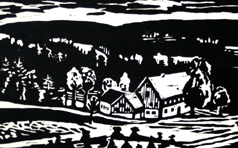 Holzschnitt in Schwarzweiß, Blick über ein Feld mit Kornpuppen auf einen größeren Gebäudekoplex, umgeben von Bäumen, im Hintergrund dunkle Bergrücken