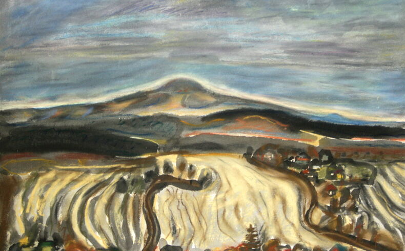 im Mittelpunkt markante Bergkuppe des Haßberges, davor dunkle Wälder und Bergrücken, Felder und Wege, im Vordergrund am unteren Bildrand kleine Häuser und Bäume eines Dorfes, der Himmel blau-grau und wolkenverhangen